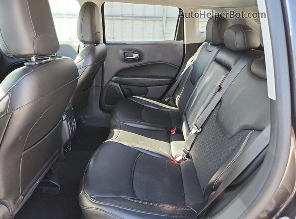 3C4NJDBB1LT196952 2020 JEEP COMPASS Brown Widok wnętrza z tyłu