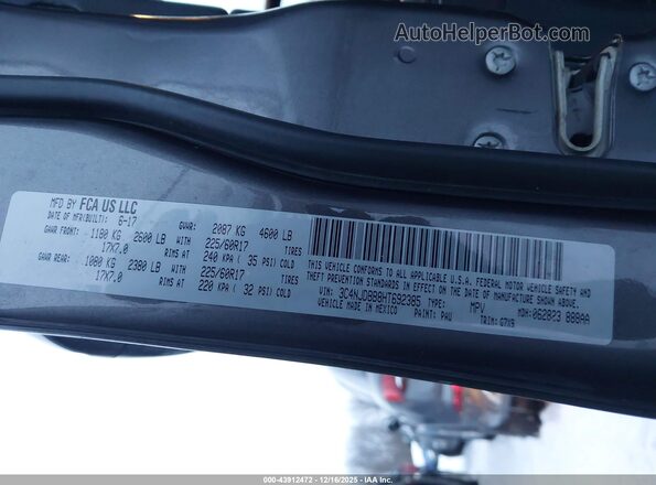 3C4NJDBB8HT692385 2017 JEEP NEW COMPASS Gray Widok komory silnika