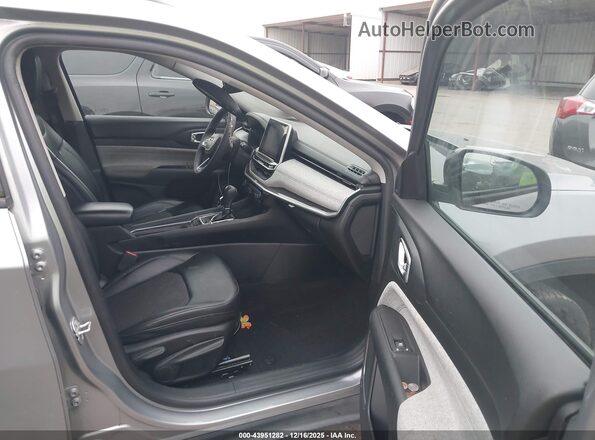 3C4NJDBB9NT136484 2022 JEEP COMPASS Silver Widok wnętrza z przodu