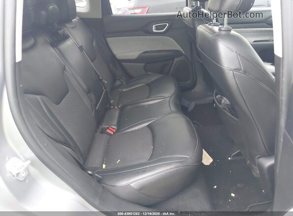 3C4NJDBB9NT136484 2022 JEEP COMPASS Silver Widok naklejki z numerem VIN