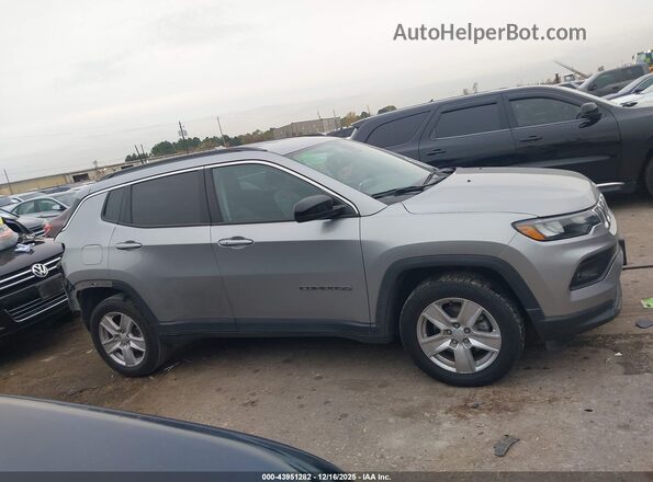3C4NJDBB9NT136484 2022 JEEP COMPASS Silver Widok wnętrza z tyłu