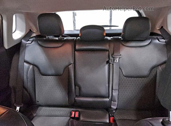3C4NJDBBXLT164565 2020 JEEP COMPASS White Widok tylnych siedzeń