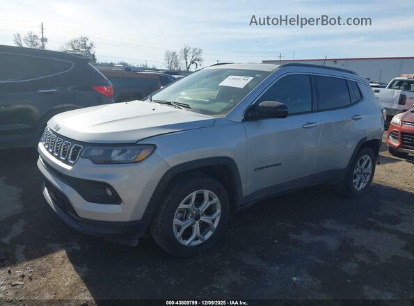 3C4NJDBN8ST567629 2025 JEEP COMPASS Silver Vista tres cuartos delantera izquierda