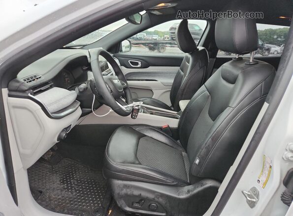 3C4NJDBNXPT558728 2023 JEEP COMPASS Белый Вид салона спереди