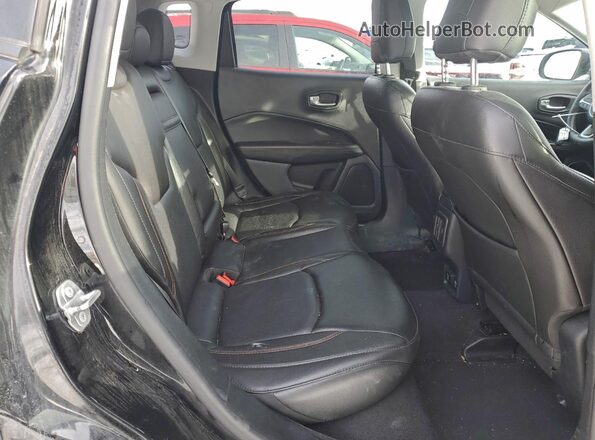 3C4NJDCB2JT332369 2018 JEEP COMPASS Черный Вид задней части салона
