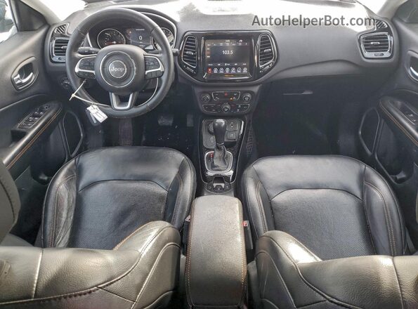 3C4NJDCB2JT332369 2018 JEEP COMPASS Черный Вид панели приборов