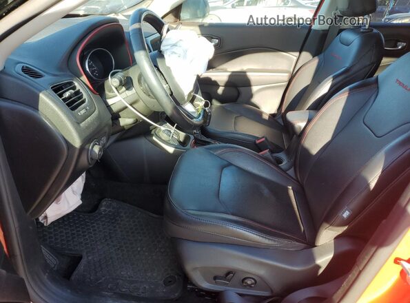 3C4NJDDB6LT156900 2020 JEEP COMPASS Оранжевый Вид салона спереди