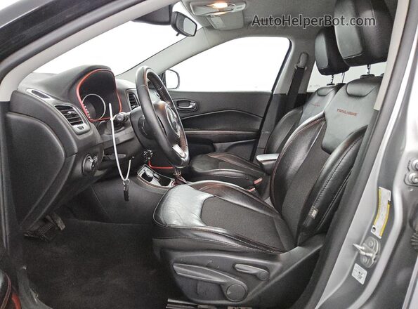 3C4NJDDBXLT195358 2020 JEEP COMPASS Серый Вид салона спереди