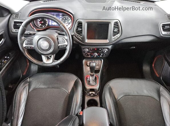 3C4NJDDBXLT195358 2020 JEEP COMPASS Серый Вид панели приборов