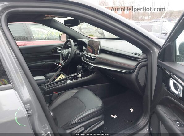 3C4NJDDN4PT555952 2023 JEEP COMPASS Серый Вид салона спереди