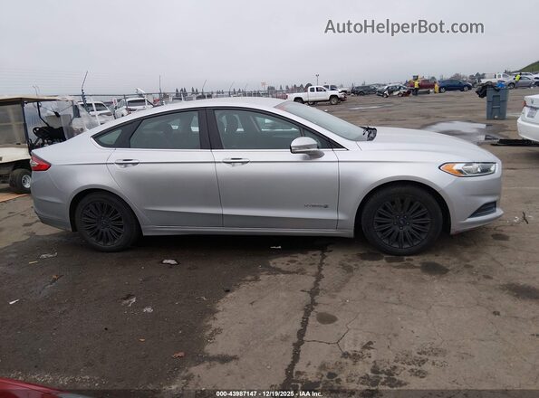 3FA6P0LU1GR291323 2016 FORD FUSION HYBRID Серебряный Вид задней части салона