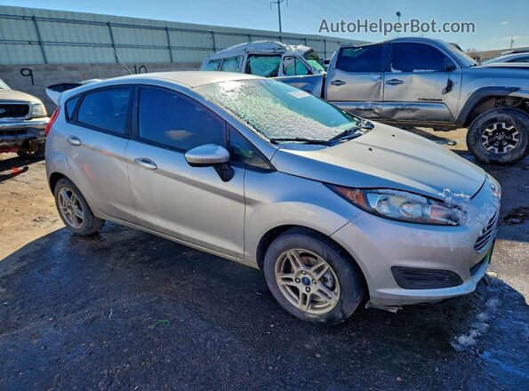 3FADP4EJ0JM128023 2018 FORD FIESTA Серебряный Передняя правая четверть