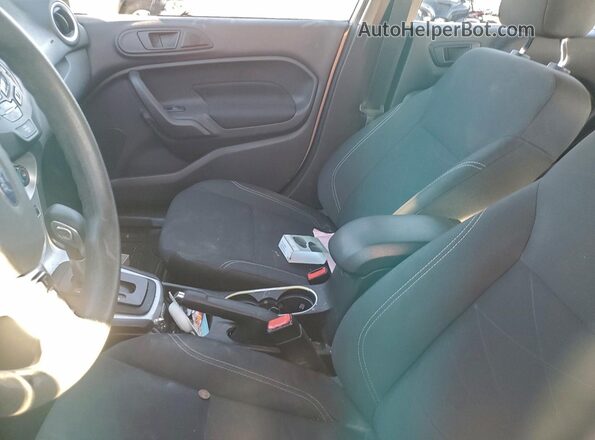 3FADP4EJ2HM115087 2017 FORD FIESTA Серебряный Вид салона спереди