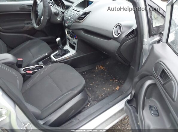 3FADP4EJ5HM148214 2017 FORD FIESTA Серебряный Вид салона спереди