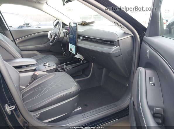 3FMTK1SU6RMA46614 2024 FORD MUSTANG MACH-E Черный Вид салона спереди