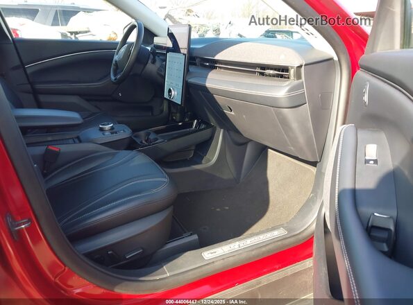 3FMTK3SU5PMA61372 2023 FORD MUSTANG MACH-E PREMI Red Widok wnętrza z przodu
