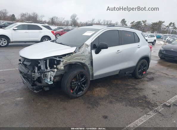 3GNCJLSB0JL216016 2018 CHEVROLET TRAX Серебряный Передняя левая четверть