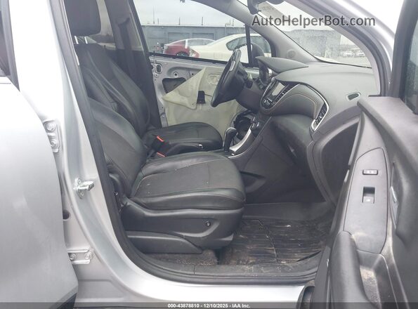 3GNCJLSB0JL216016 2018 CHEVROLET TRAX Серебряный Вид салона спереди
