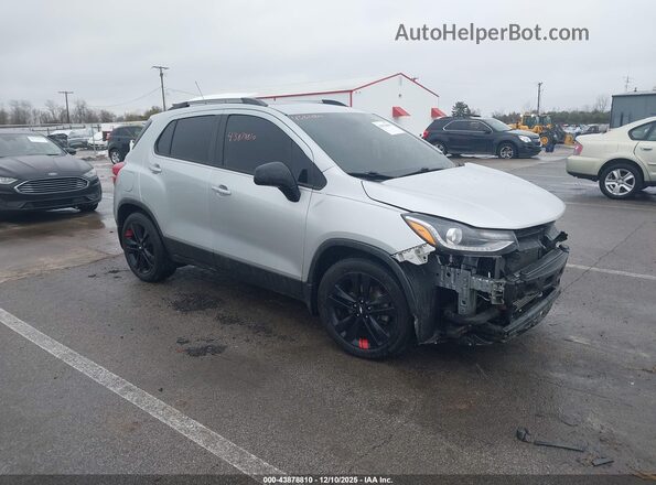 3GNCJLSB0JL216016 2018 CHEVROLET TRAX Серебряный Передняя правая четверть
