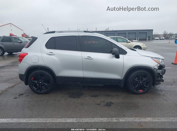 3GNCJLSB0JL216016 2018 CHEVROLET TRAX Серебряный Вид задней части салона