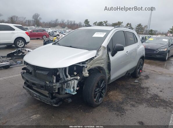 3GNCJLSB0JL216016 2018 CHEVROLET TRAX Серебряный Вид спереди
