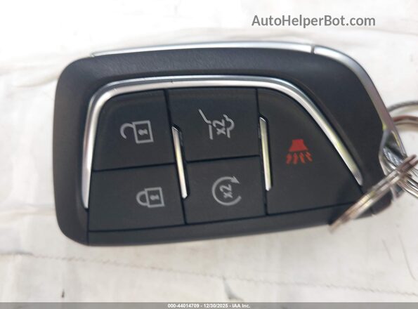 3GYK3DMR2SS263371 2025 CADILLAC OPTIQ Серебряный Вид панели приборов