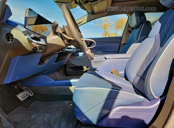 3GYK3GMR4SS242877 2025 CADILLAC OPTIQ Серебряный Вид салона спереди