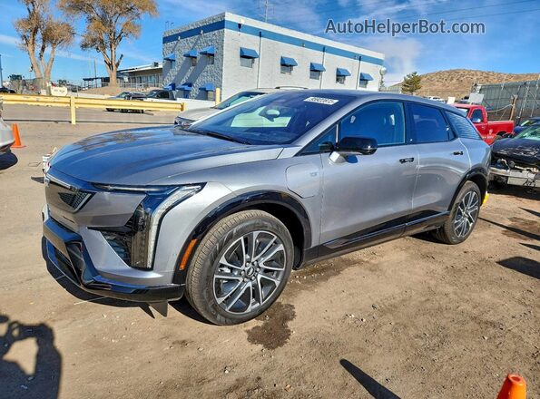 3GYK3GMR4SS242877 2025 CADILLAC OPTIQ Серебряный Передняя левая четверть