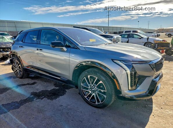 3GYK3GMR4SS242877 2025 CADILLAC OPTIQ Серебряный Передняя правая четверть