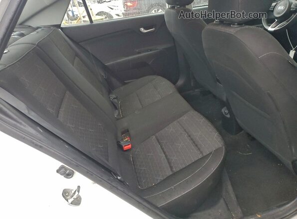 3KPA24AB6JE094903 2018 KIA RIO Белый Вид задних сидений