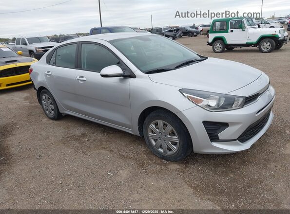 3KPA24AD2NE437889 2022 KIA RIO Серебряный Передняя правая четверть