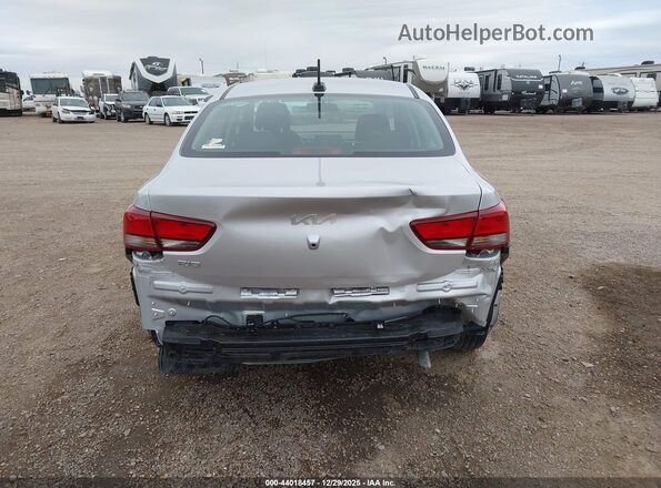 3KPA24AD2NE437889 2022 KIA RIO Серебряный Вид спереди