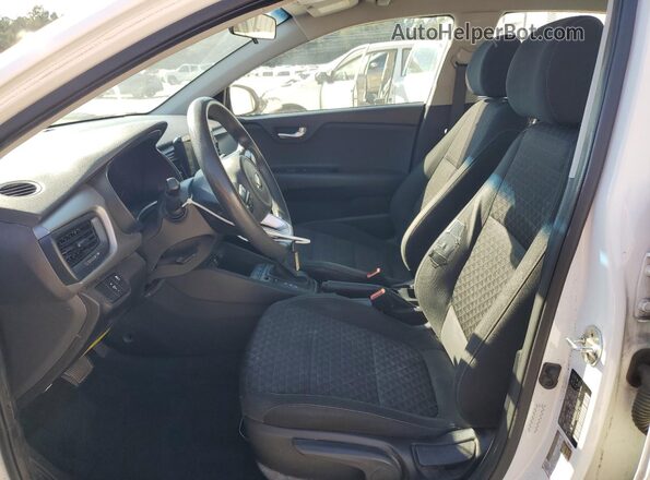 3KPA24AD6LE357329 2020 KIA RIO White Widok wnętrza z przodu