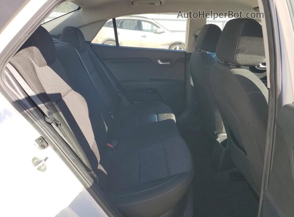 3KPA24AD6LE357329 2020 KIA RIO White Widok tylnych siedzeń
