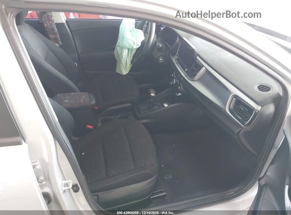 3KPA25AD3NE457915 2022 KIA RIO 5-DOOR Серебряный Вид салона спереди