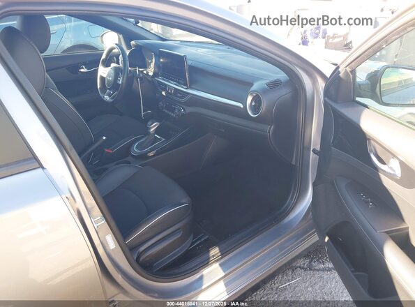 3KPF54AD8PE564131 2023 KIA FORTE Серебряный Вид салона спереди