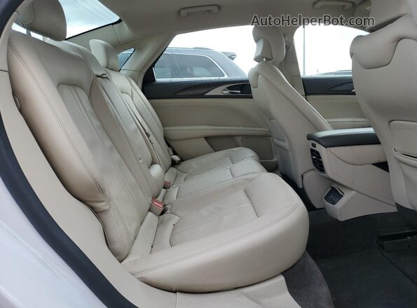 3LN6L5D94JR604641 2018 LINCOLN MKZ White Rear seats view