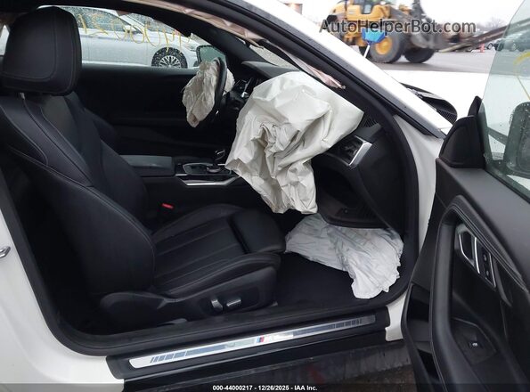 3MW53CM06N8C33528 2022 BMW M2 Белый Вид салона спереди