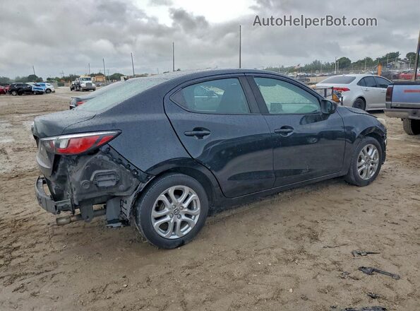 3MYDLBYV0JY310436 2018 TOYOTA YARIS Black Tył prawy
