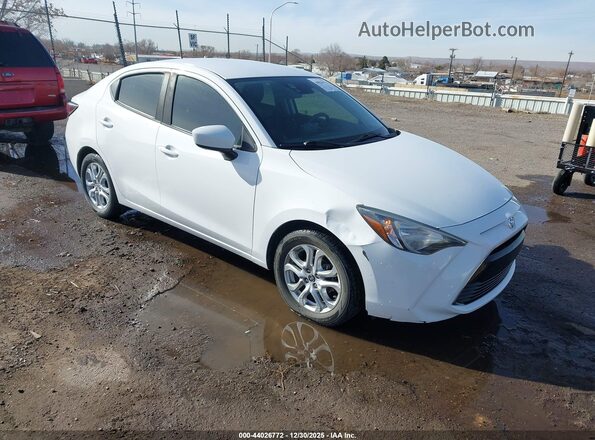 3MYDLBYV2JY332177 2018 TOYOTA YARIS IA Белый Передняя правая четверть