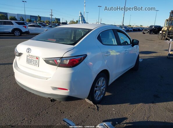3MYDLBYV3JY330020 2018 TOYOTA YARIS IA Белый Вид задней части салона