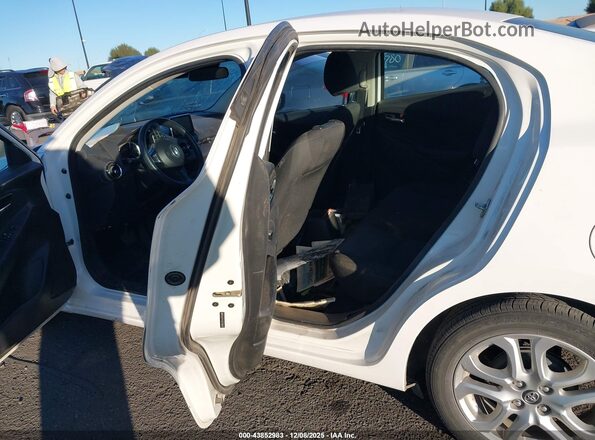 3MYDLBYV3JY330020 2018 TOYOTA YARIS IA Белый Вид наклейки с VIN-кодом