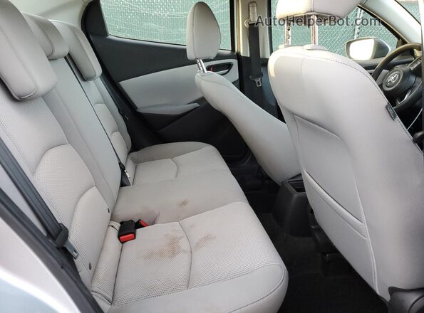 3MYDLBYV5LY715758 2020 TOYOTA YARIS Серебряный Вид задних сидений