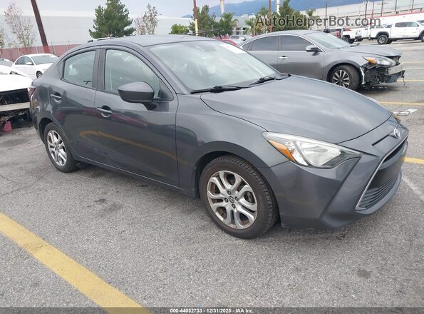 3MYDLBYV6JY329573 2018 TOYOTA YARIS IA Коричневый Передняя правая четверть
