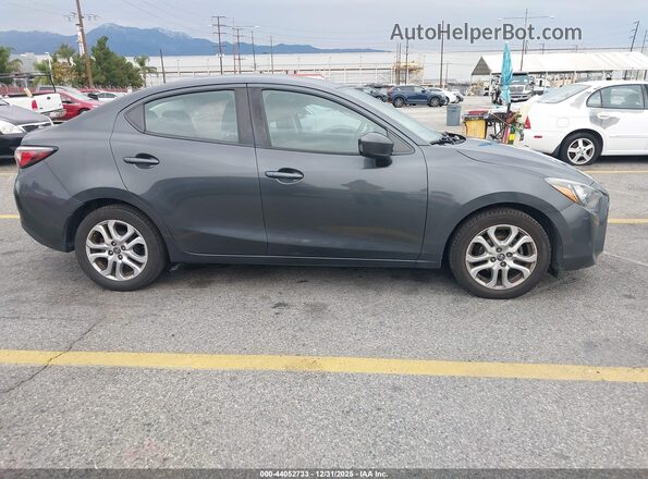 3MYDLBYV6JY329573 2018 TOYOTA YARIS IA Коричневый Вид задней части салона