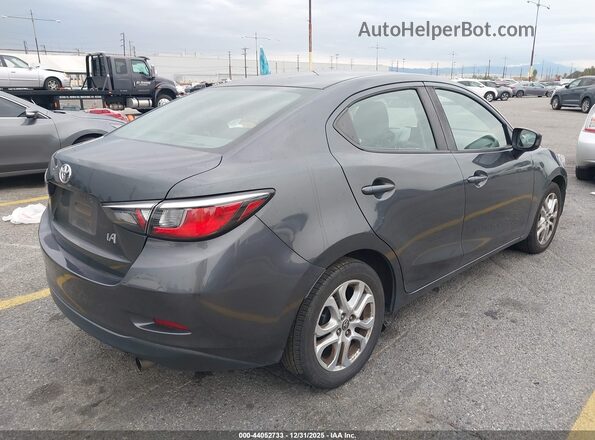 3MYDLBYV6JY329573 2018 TOYOTA YARIS IA Коричневый Задняя правая четверть