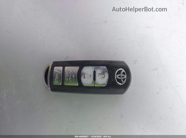 3MYDLBYV6LY712450 2020 TOYOTA YARIS Белый Вид панели приборов