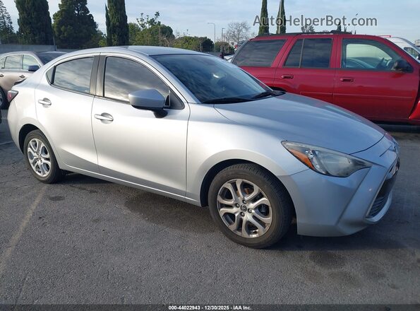 3MYDLBYV8JY331373 2018 TOYOTA YARIS IA Silver წინა მარჯვენა