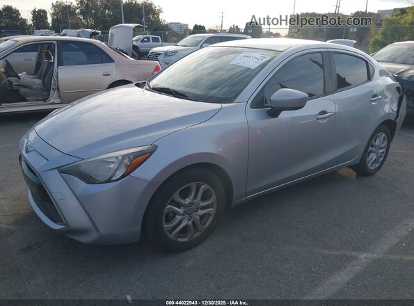 3MYDLBYV8JY331373 2018 TOYOTA YARIS IA Silver წინა მარცხენა ხედი სამი მეოთხედიდან