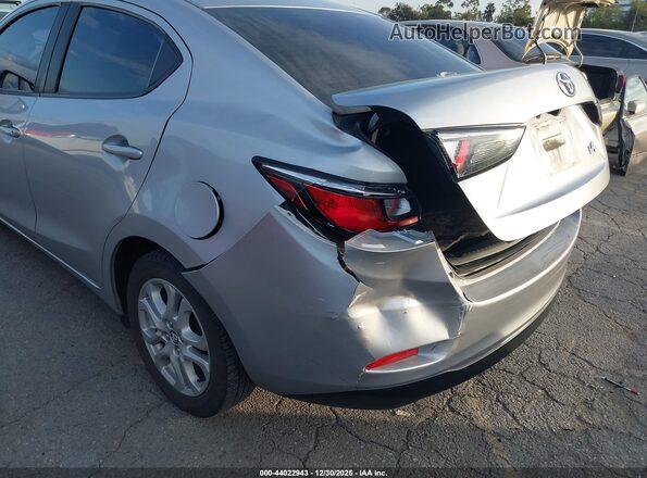3MYDLBYV8JY331373 2018 TOYOTA YARIS IA Silver წინა ხედი